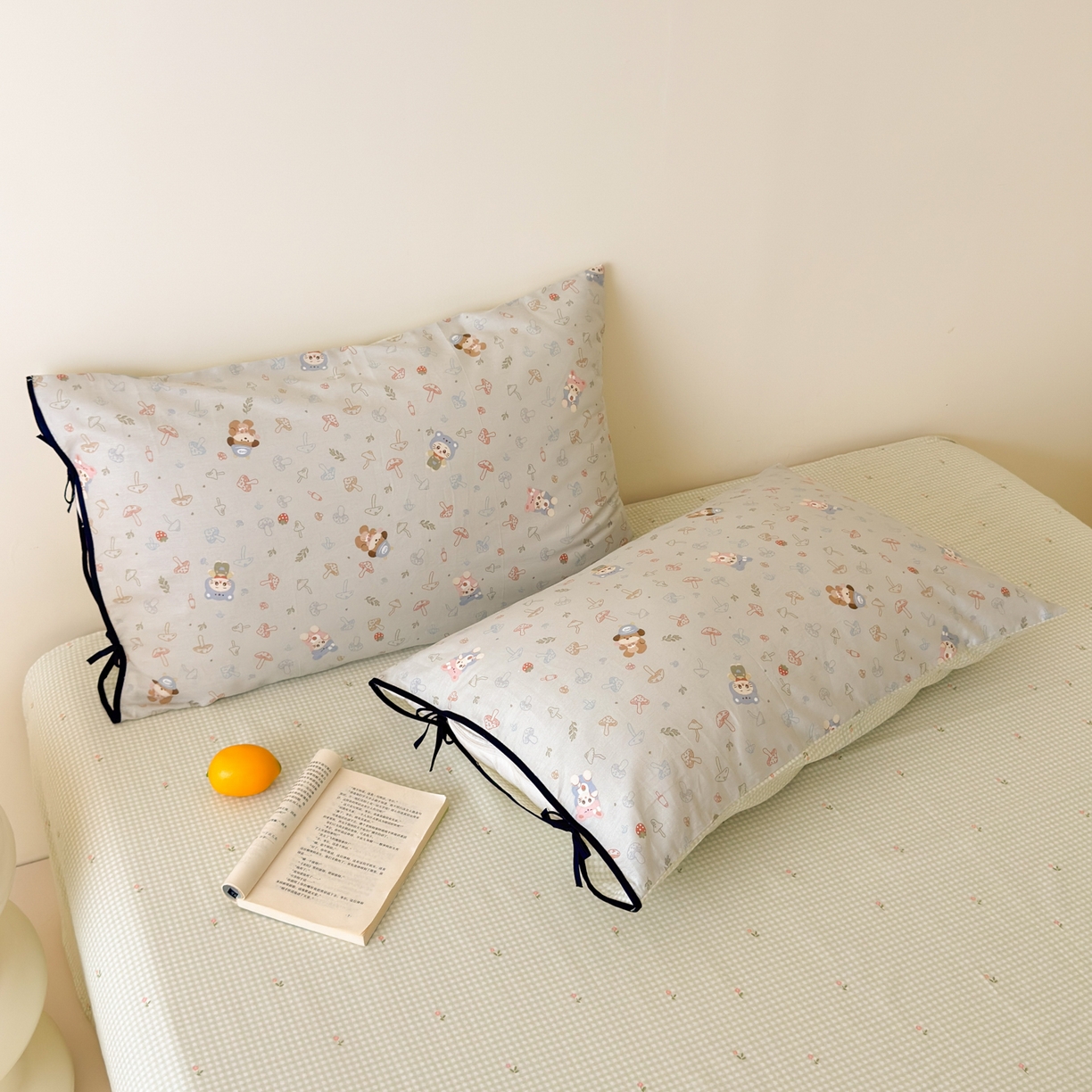 91家纺网 家纺一手货源 找家纺 乐童家纺 2026新款嵌绳蝴蝶结丝带工艺款小红色热推四件套 熊仔蘑菇