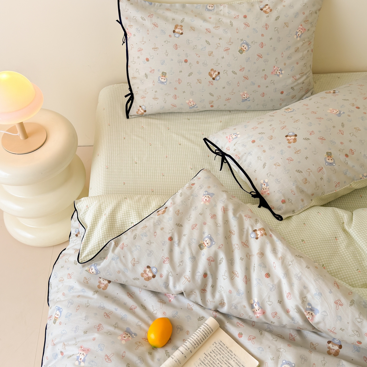 91家纺网 家纺一手货源 找家纺 乐童家纺 2026新款嵌绳蝴蝶结丝带工艺款小红色热推四件套 熊仔蘑菇