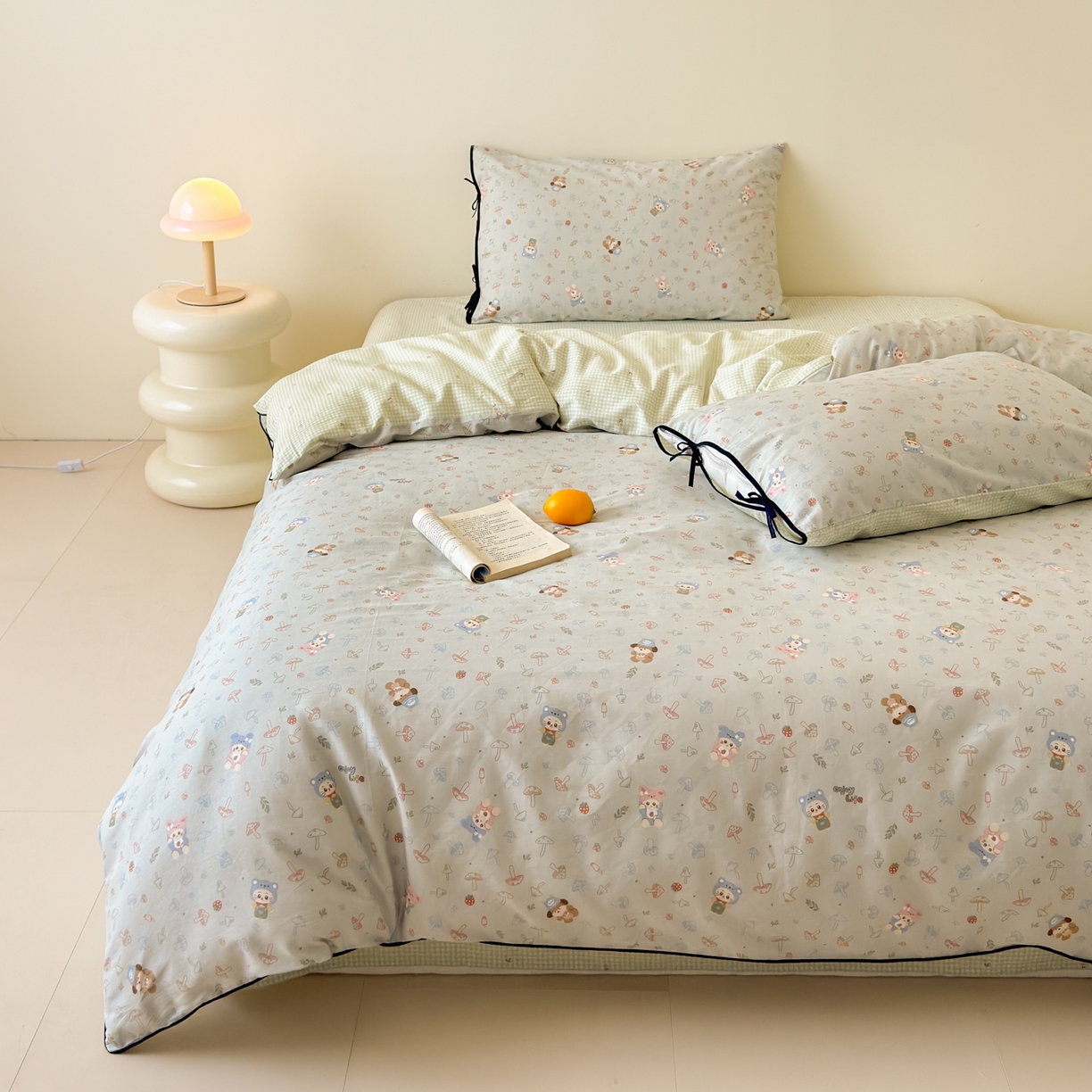 91家纺网 家纺一手货源 找家纺 乐童家纺 2026新款嵌绳蝴蝶结丝带工艺款小红色热推四件套 熊仔蘑菇