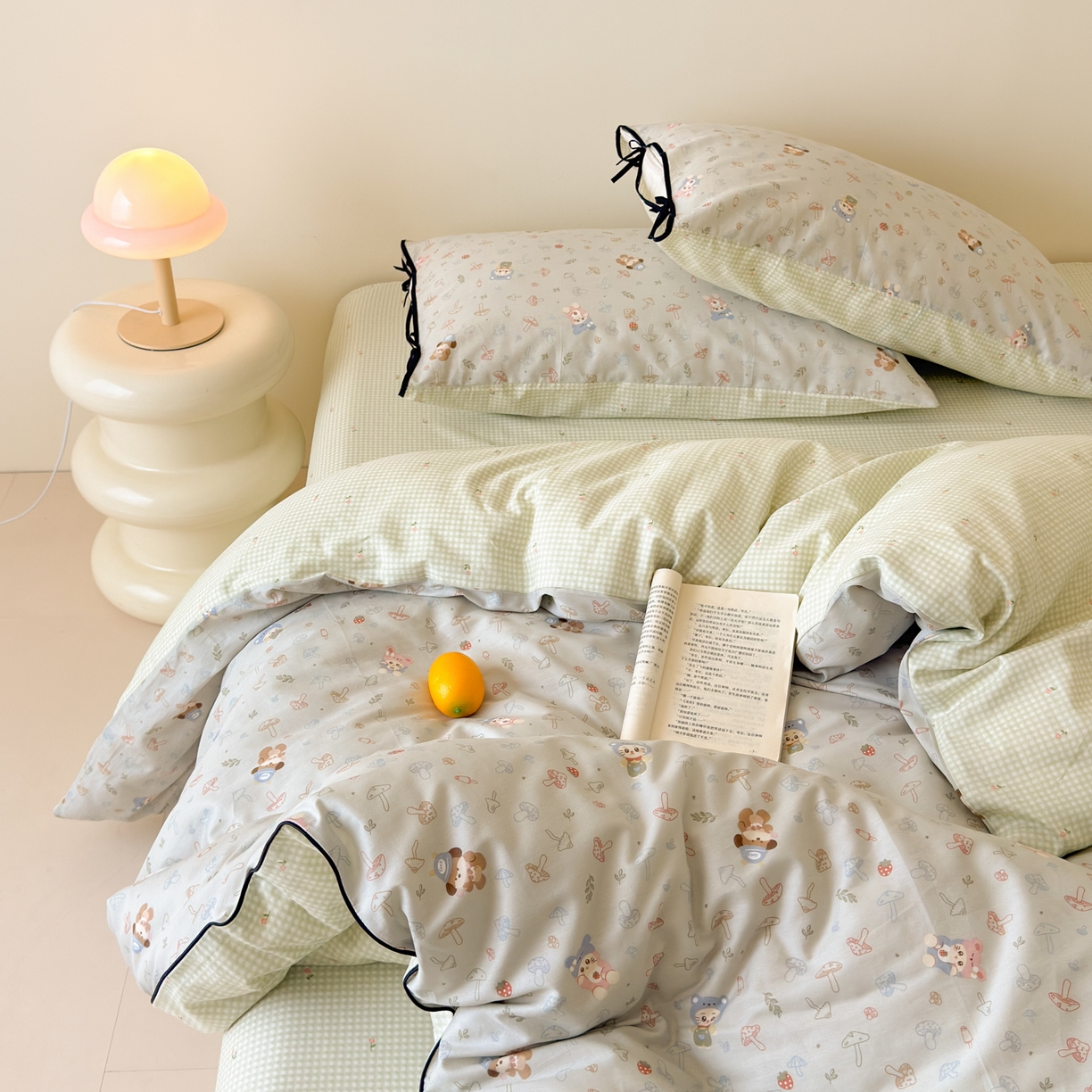 91家纺网 家纺一手货源 找家纺 乐童家纺 2026新款嵌绳蝴蝶结丝带工艺款小红色热推四件套 熊仔蘑菇