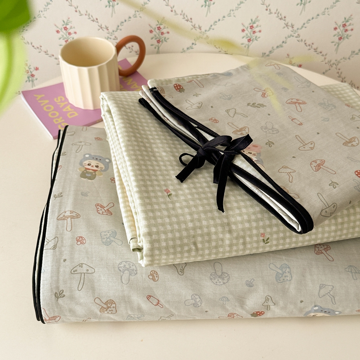 91家纺网 家纺一手货源 找家纺 乐童家纺 2026新款嵌绳蝴蝶结丝带工艺款小红色热推四件套 熊仔蘑菇