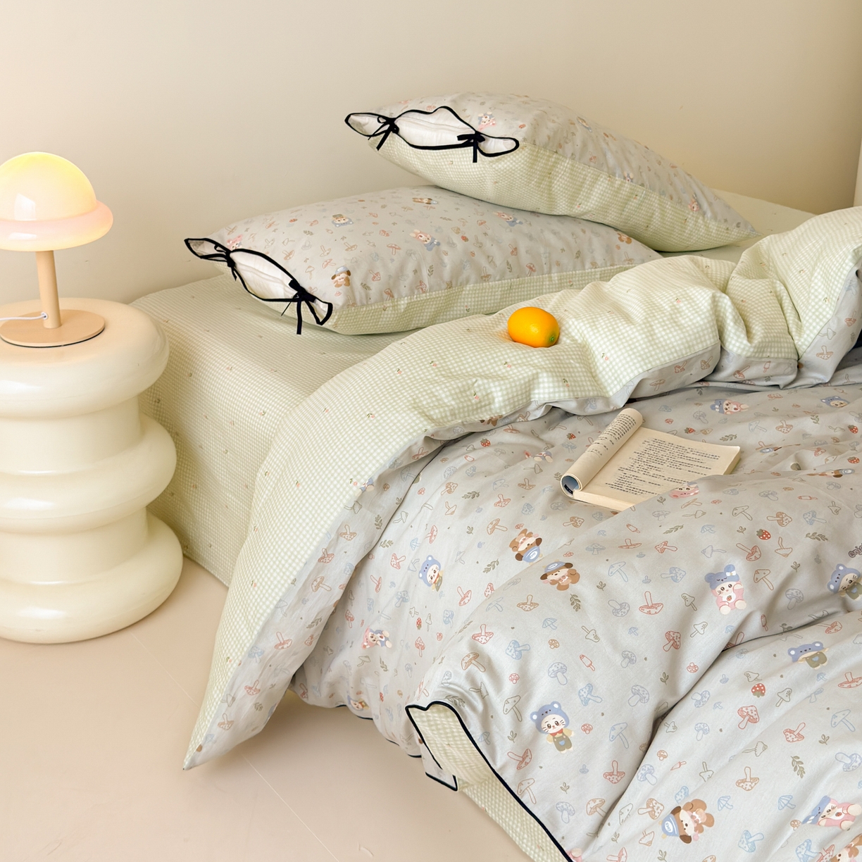 91家纺网 家纺一手货源 找家纺 乐童家纺 2026新款嵌绳蝴蝶结丝带工艺款小红色热推四件套 熊仔蘑菇