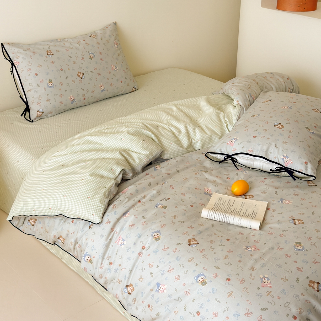 91家纺网 家纺一手货源 找家纺 乐童家纺 2026新款嵌绳蝴蝶结丝带工艺款小红色热推四件套 熊仔蘑菇