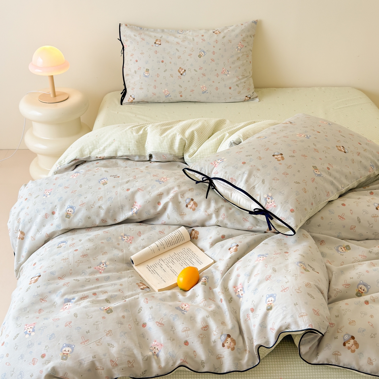 91家纺网 家纺一手货源 找家纺 乐童家纺 2026新款嵌绳蝴蝶结丝带工艺款小红色热推四件套 熊仔蘑菇