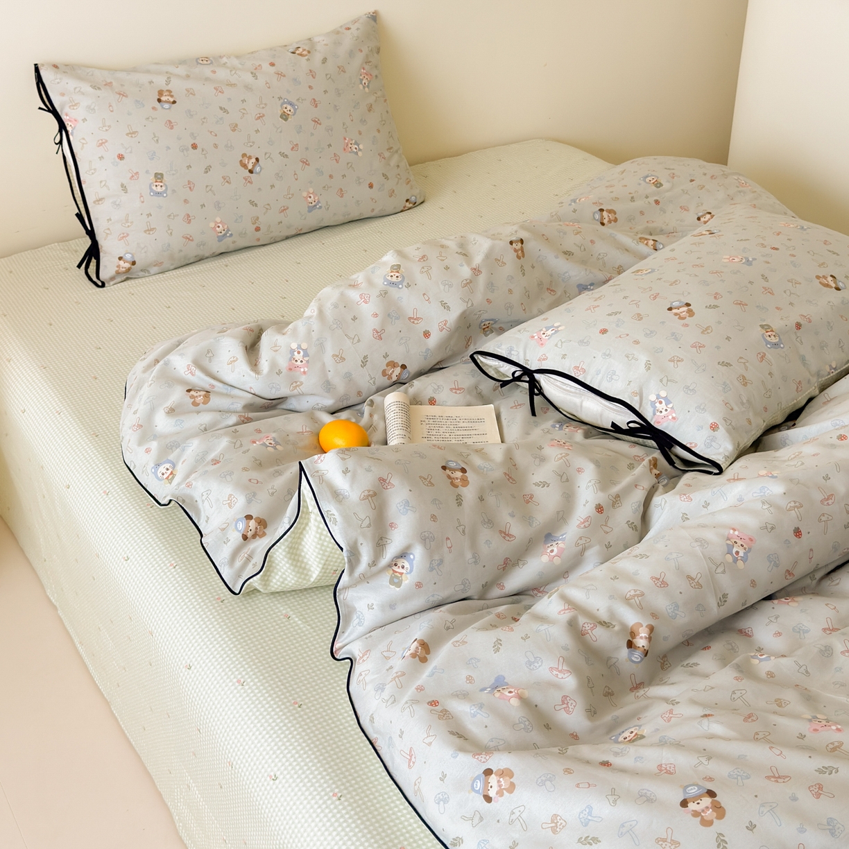 91家纺网 家纺一手货源 找家纺 乐童家纺 2026新款嵌绳蝴蝶结丝带工艺款小红色热推四件套 熊仔蘑菇