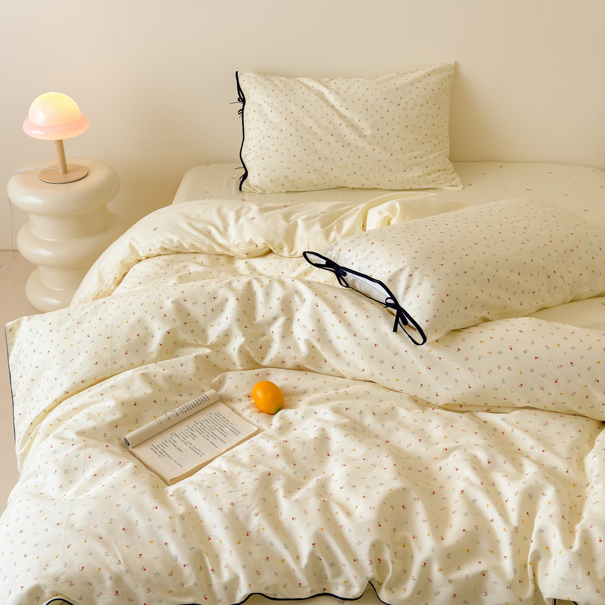 91家纺网 家纺一手货源 找家纺 乐童家纺 2026新款嵌绳蝴蝶结丝带工艺款小红色热推四件套 春日碎钻