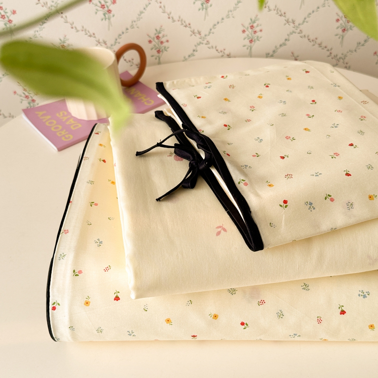 91家纺网 家纺一手货源 找家纺 乐童家纺 2026新款嵌绳蝴蝶结丝带工艺款小红色热推四件套 春日碎钻