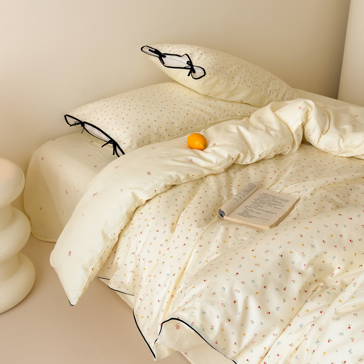 91家纺网 家纺一手货源 找家纺 乐童家纺 2026新款嵌绳蝴蝶结丝带工艺款小红色热推四件套 春日碎钻