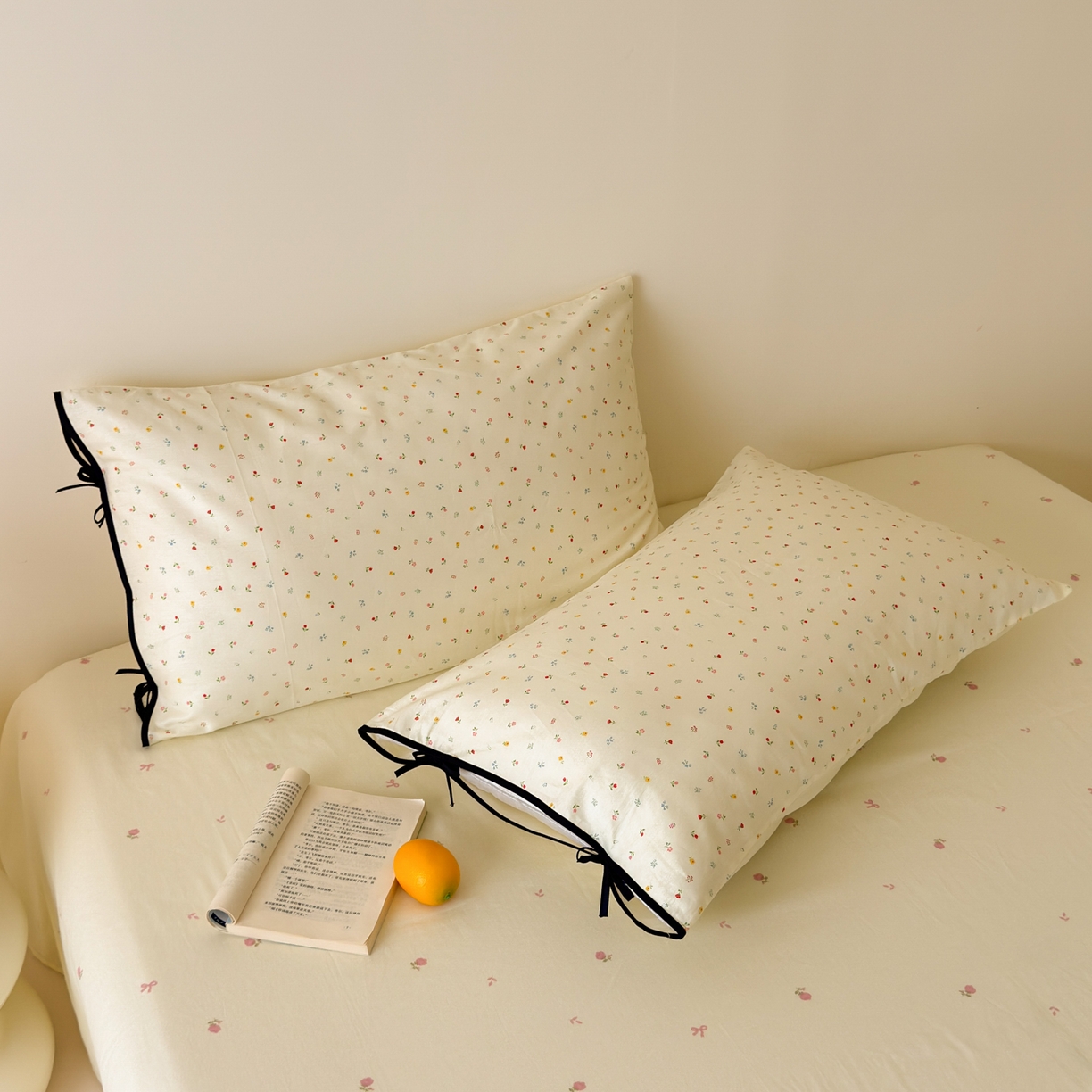 91家纺网 家纺一手货源 找家纺 乐童家纺 2026新款嵌绳蝴蝶结丝带工艺款小红色热推四件套 春日碎钻