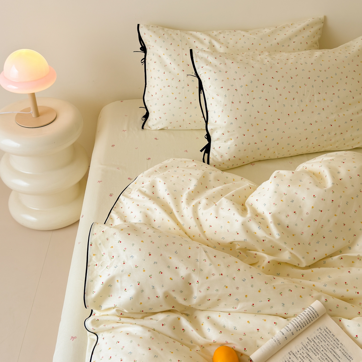 91家纺网 家纺一手货源 找家纺 乐童家纺 2026新款嵌绳蝴蝶结丝带工艺款小红色热推四件套 春日碎钻