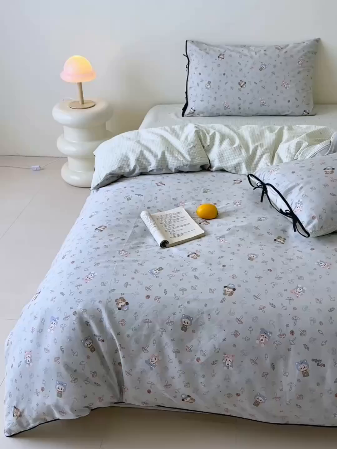 91家纺网 家纺一手货源 找家纺 乐童家纺 2026新款嵌绳蝴蝶结丝带工艺款小红色热推四件套 熊仔蘑菇