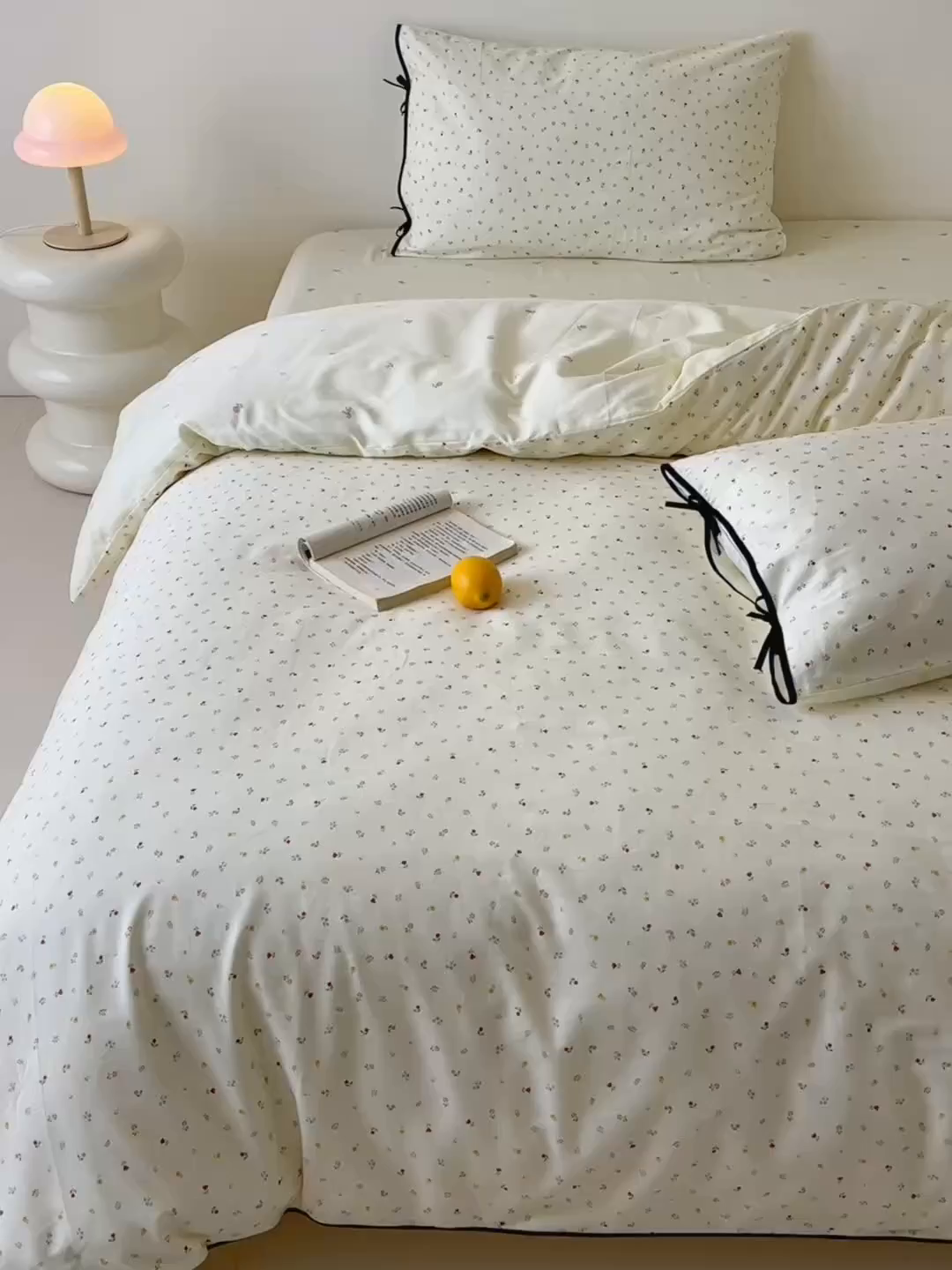 91家纺网 家纺一手货源 找家纺 乐童家纺 2026新款嵌绳蝴蝶结丝带工艺款小红色热推四件套 春日碎钻