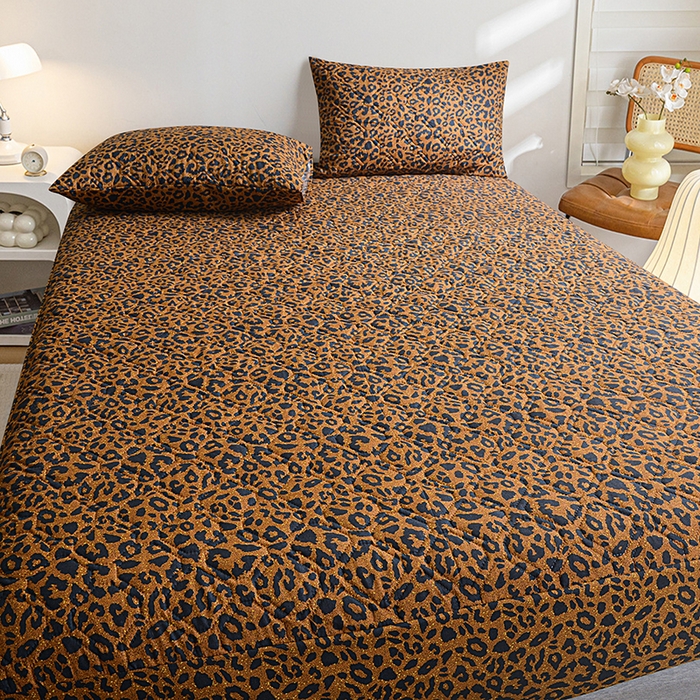 91家纺网 家纺一手货源 找家纺 （总）柏钧家纺 2026新品外贸亚马逊豹纹防水夹棉床笠电商速卖通床罩可定制尺寸回字格系列