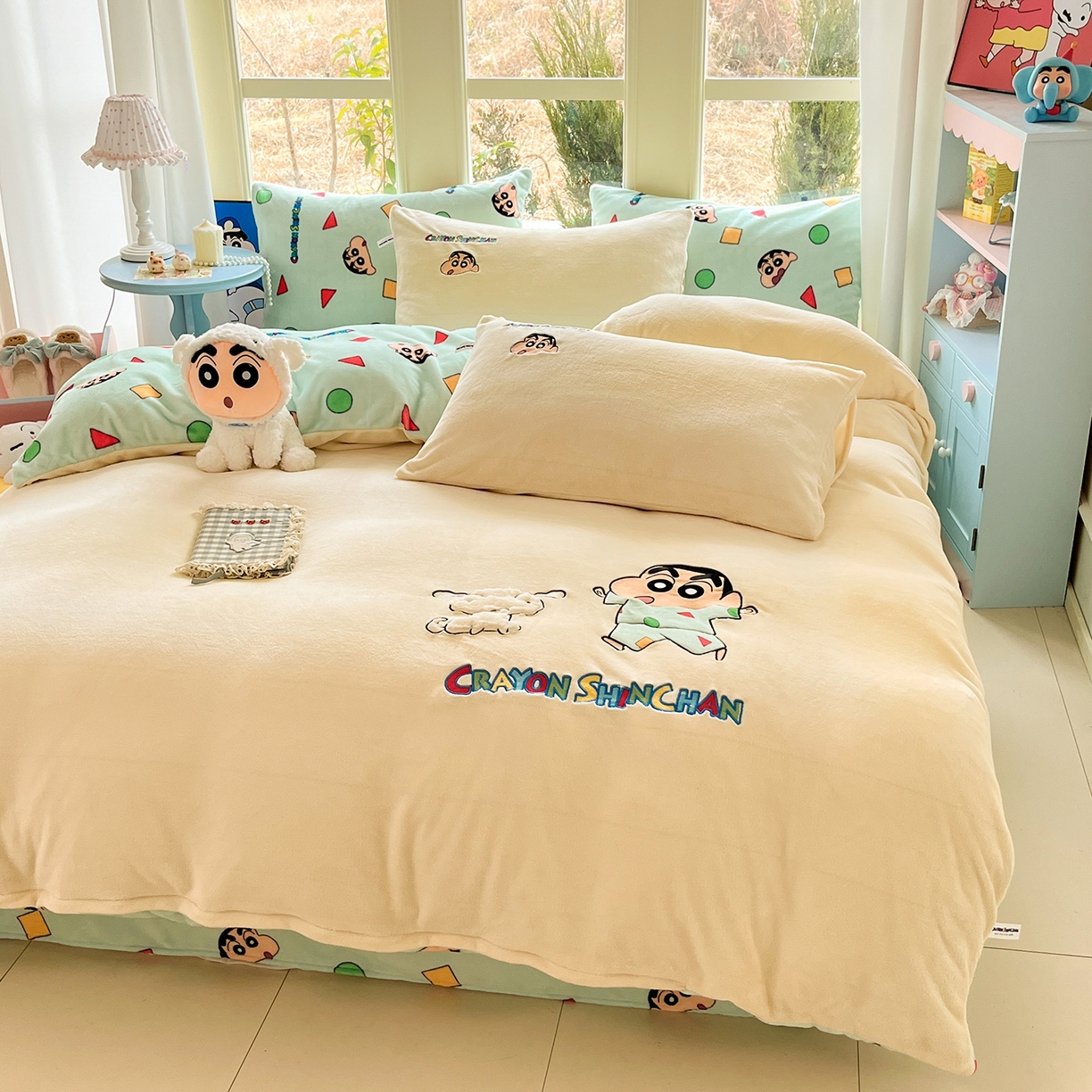 91家纺网 家纺一手货源 找家纺 桃子家居 2026新款A类蜡笔小新授权兔毛贴布绣毛巾绣印加绣卡通加厚牛奶绒系列四件套 绒贴布绣-小新日记