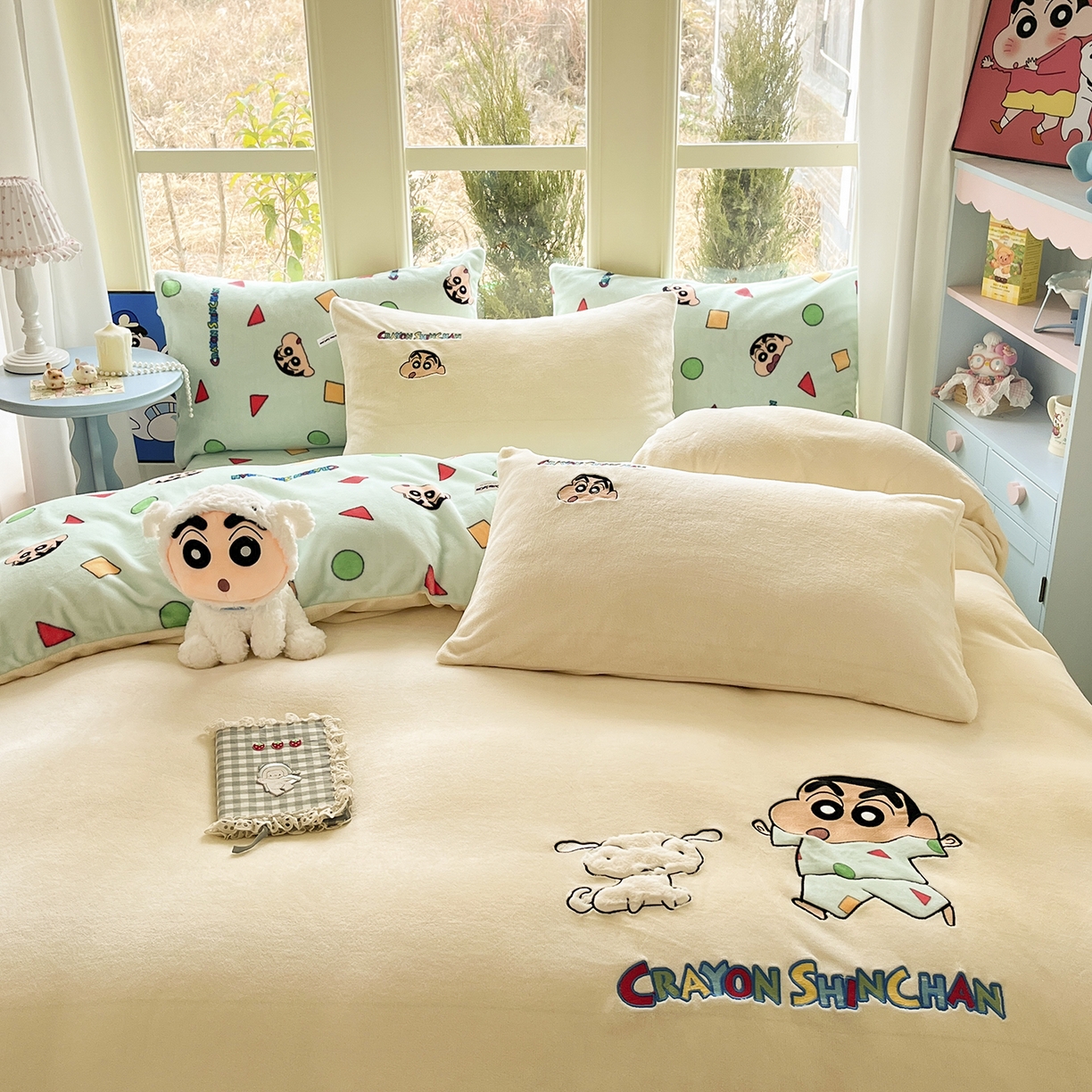 91家纺网 家纺一手货源 找家纺 桃子家居 2026新款A类蜡笔小新授权兔毛贴布绣毛巾绣印加绣卡通加厚牛奶绒系列四件套 绒贴布绣-小新日记