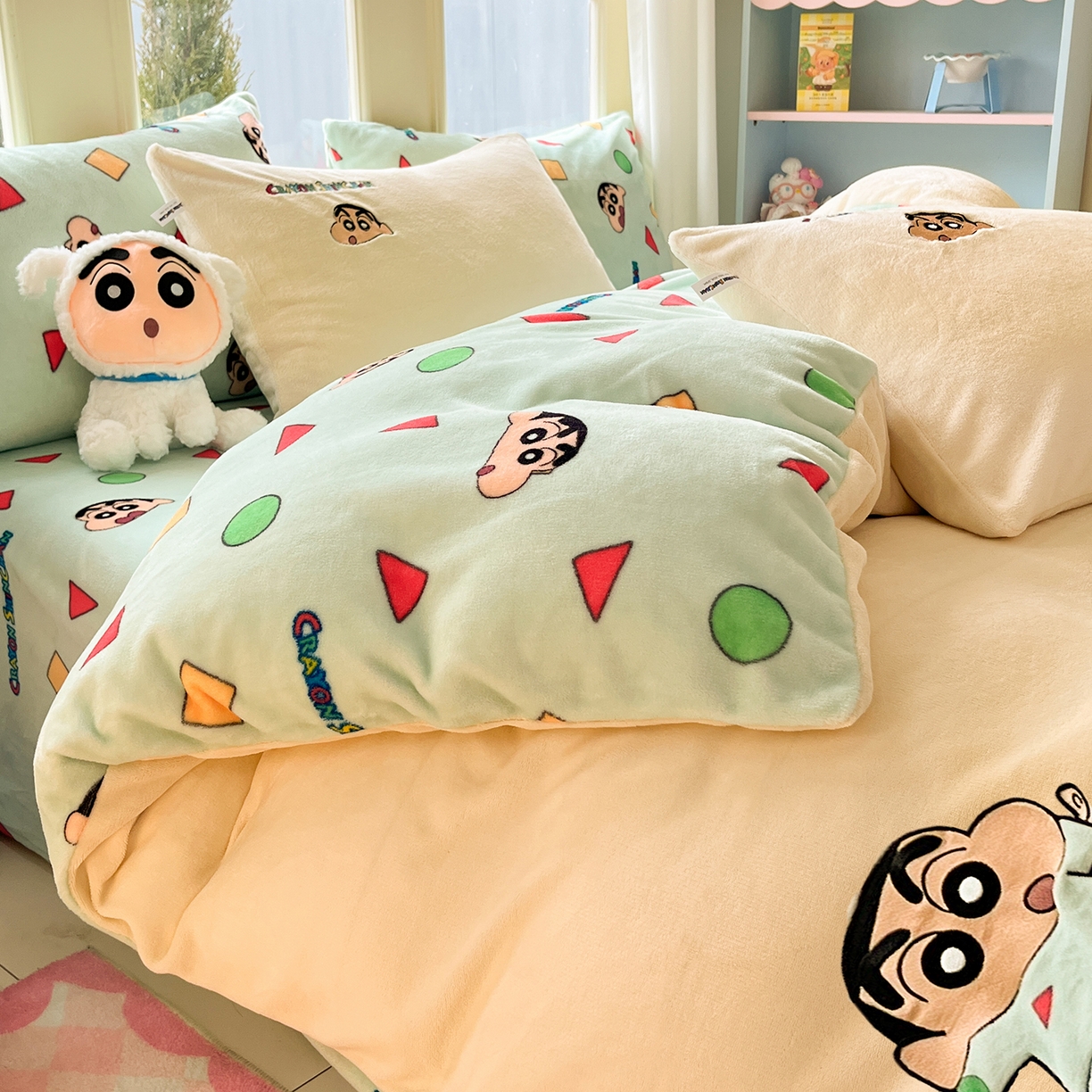 91家纺网 家纺一手货源 找家纺 桃子家居 2026新款A类蜡笔小新授权兔毛贴布绣毛巾绣印加绣卡通加厚牛奶绒系列四件套 绒贴布绣-小新日记