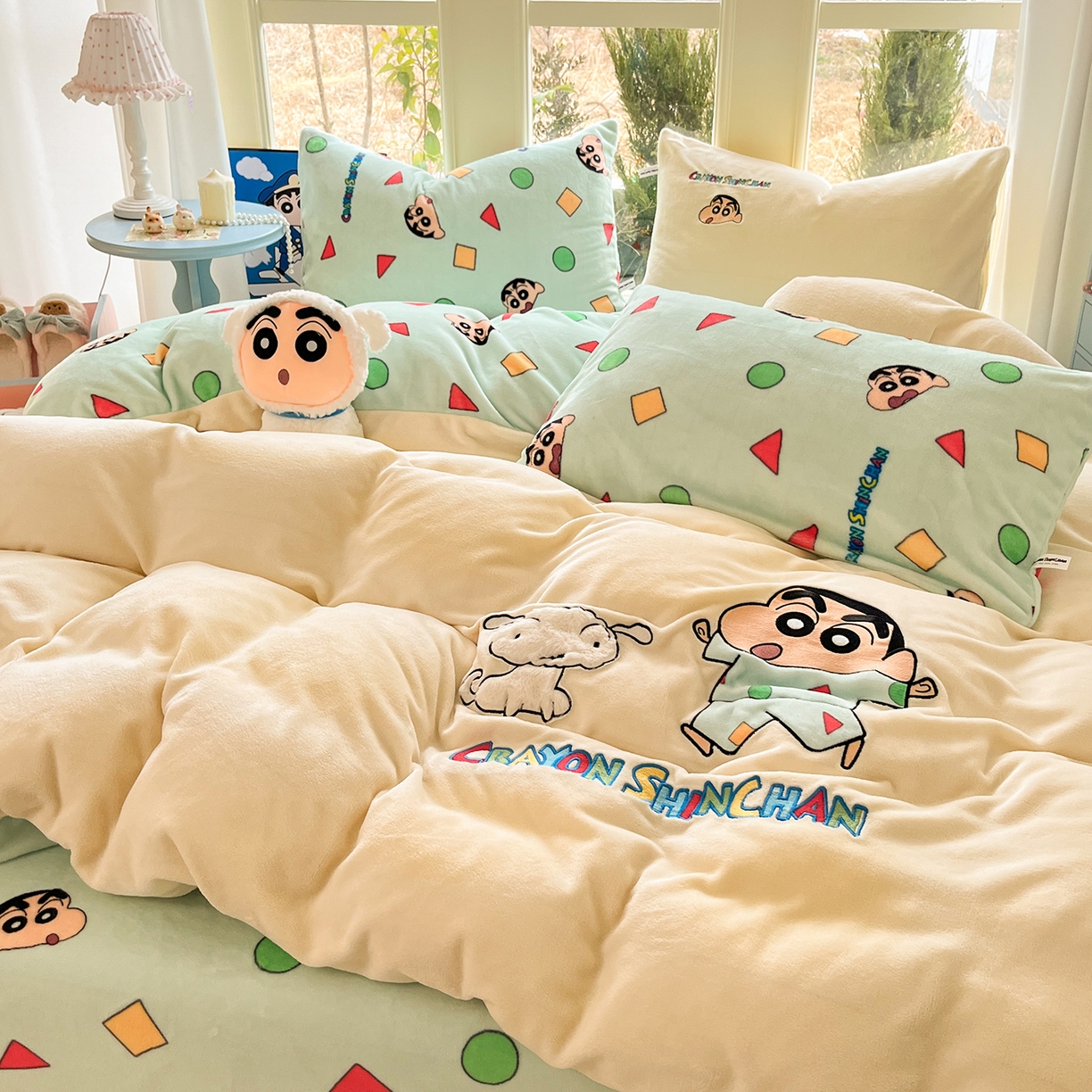 91家纺网 家纺一手货源 找家纺 桃子家居 2026新款A类蜡笔小新授权兔毛贴布绣毛巾绣印加绣卡通加厚牛奶绒系列四件套 绒贴布绣-小新日记