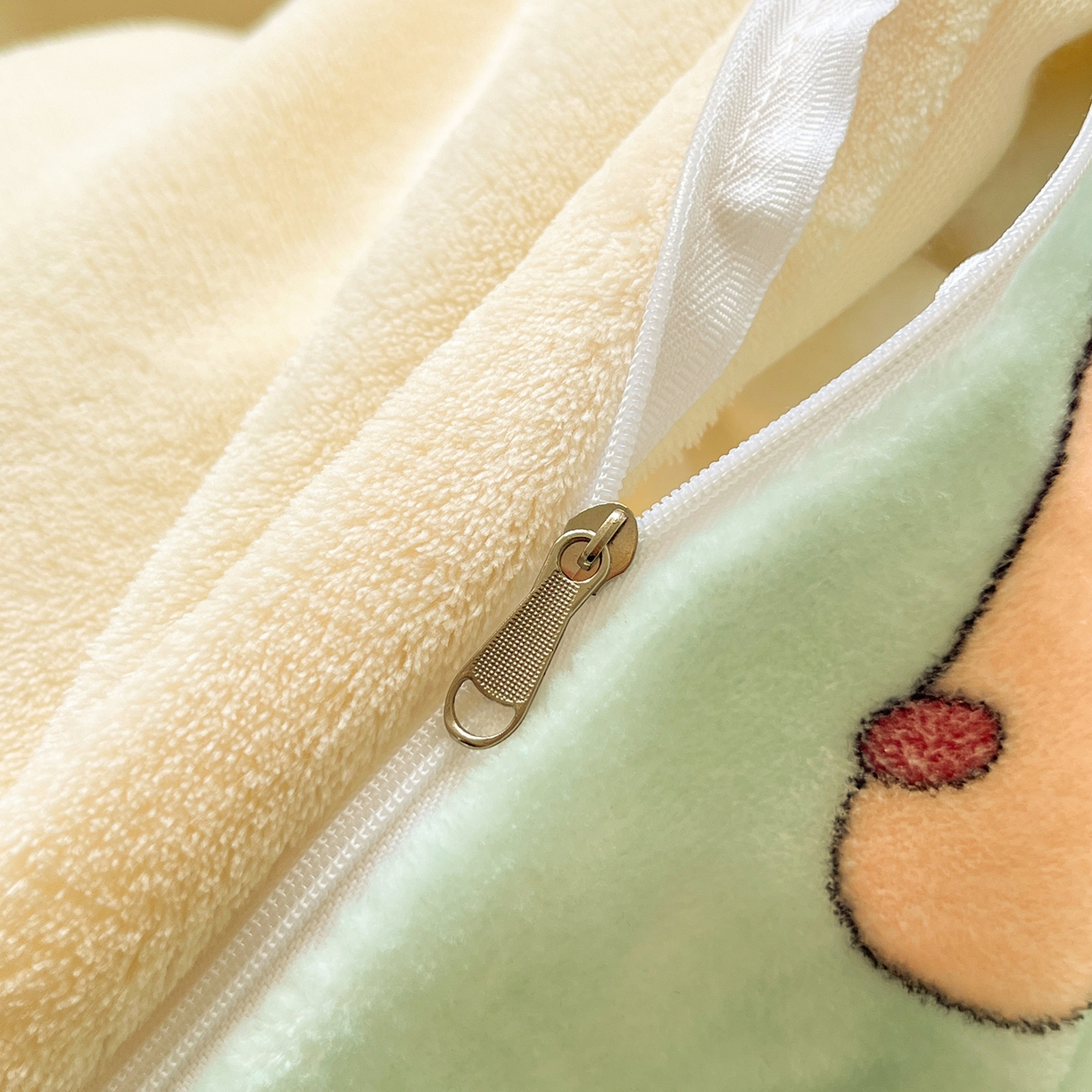 91家纺网 家纺一手货源 找家纺 桃子家居 2026新款A类蜡笔小新授权兔毛贴布绣毛巾绣印加绣卡通加厚牛奶绒系列四件套 绒贴布绣-小新日记