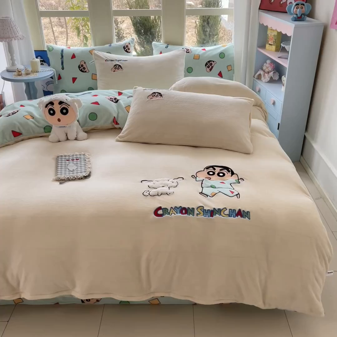 91家纺网 家纺一手货源 找家纺 桃子家居 2026新款A类蜡笔小新授权兔毛贴布绣毛巾绣印加绣卡通加厚牛奶绒系列四件套 绒贴布绣-小新日记