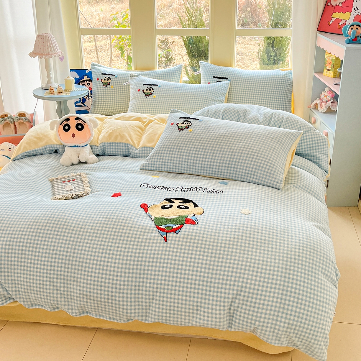 91家纺网 家纺一手货源 找家纺 桃子家居 2026新款A类蜡笔小新授权兔毛贴布绣毛巾绣印加绣卡通加厚牛奶绒系列四件套 绒贴布绣-超人小新