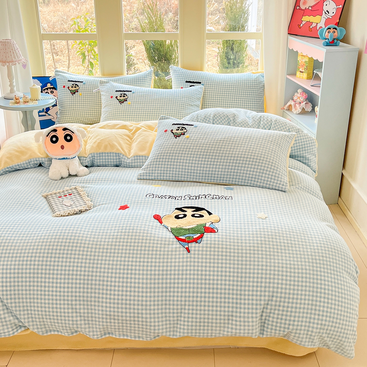 91家纺网 家纺一手货源 找家纺 桃子家居 2026新款A类蜡笔小新授权兔毛贴布绣毛巾绣印加绣卡通加厚牛奶绒系列四件套 绒贴布绣-超人小新