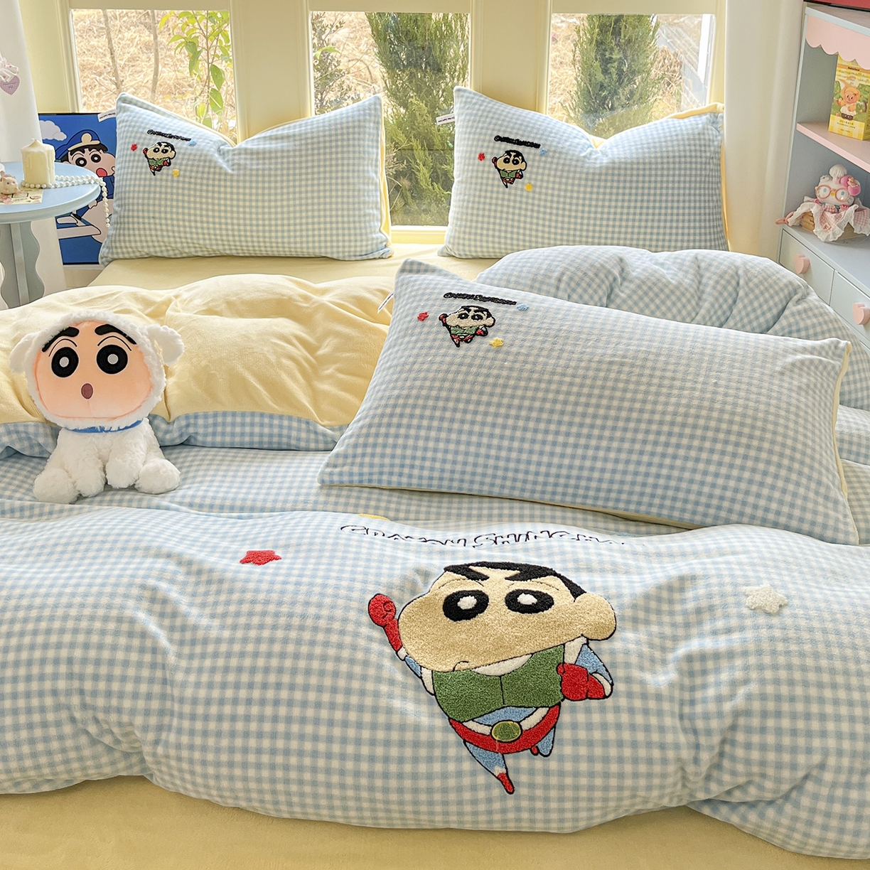 91家纺网 家纺一手货源 找家纺 桃子家居 2026新款A类蜡笔小新授权兔毛贴布绣毛巾绣印加绣卡通加厚牛奶绒系列四件套 绒贴布绣-超人小新