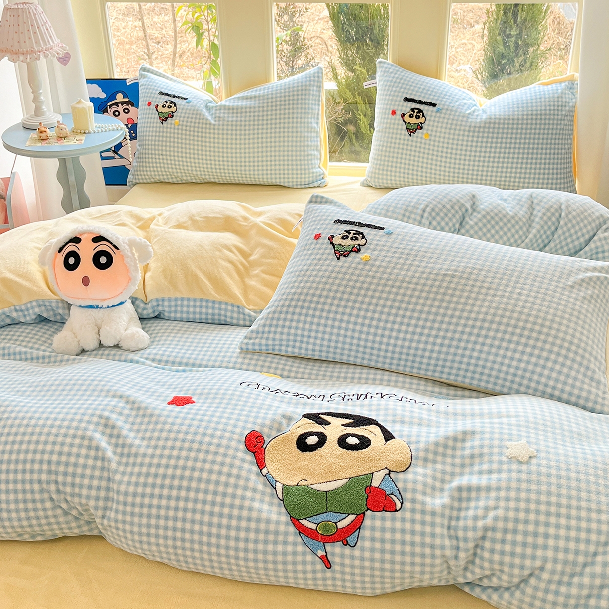 91家纺网 家纺一手货源 找家纺 桃子家居 2026新款A类蜡笔小新授权兔毛贴布绣毛巾绣印加绣卡通加厚牛奶绒系列四件套 绒贴布绣-超人小新