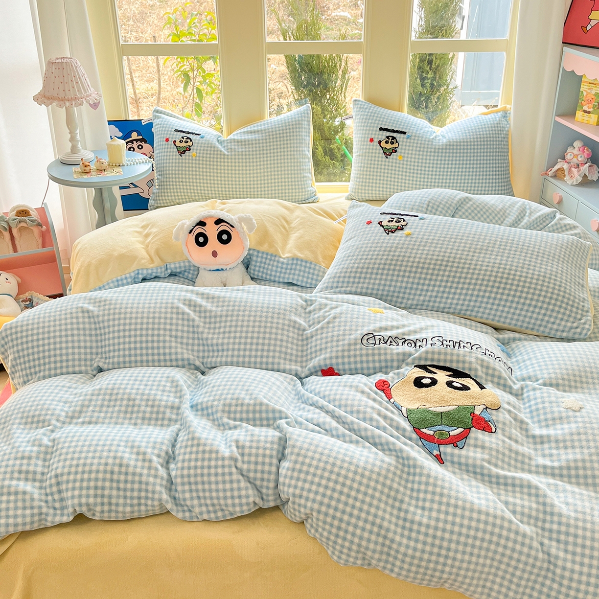 91家纺网 家纺一手货源 找家纺 桃子家居 2026新款A类蜡笔小新授权兔毛贴布绣毛巾绣印加绣卡通加厚牛奶绒系列四件套 绒贴布绣-超人小新