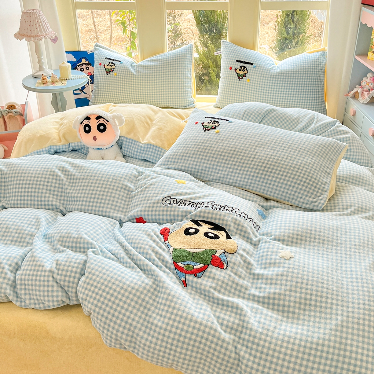 91家纺网 家纺一手货源 找家纺 桃子家居 2026新款A类蜡笔小新授权兔毛贴布绣毛巾绣印加绣卡通加厚牛奶绒系列四件套 绒贴布绣-超人小新