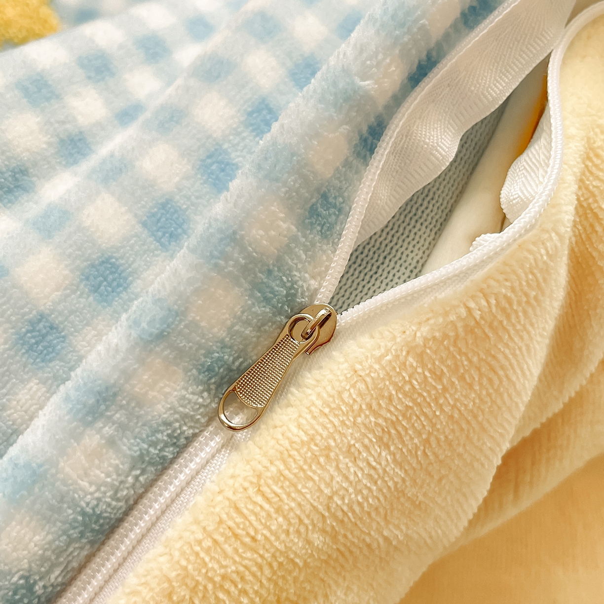 91家纺网 家纺一手货源 找家纺 桃子家居 2026新款A类蜡笔小新授权兔毛贴布绣毛巾绣印加绣卡通加厚牛奶绒系列四件套 绒贴布绣-超人小新