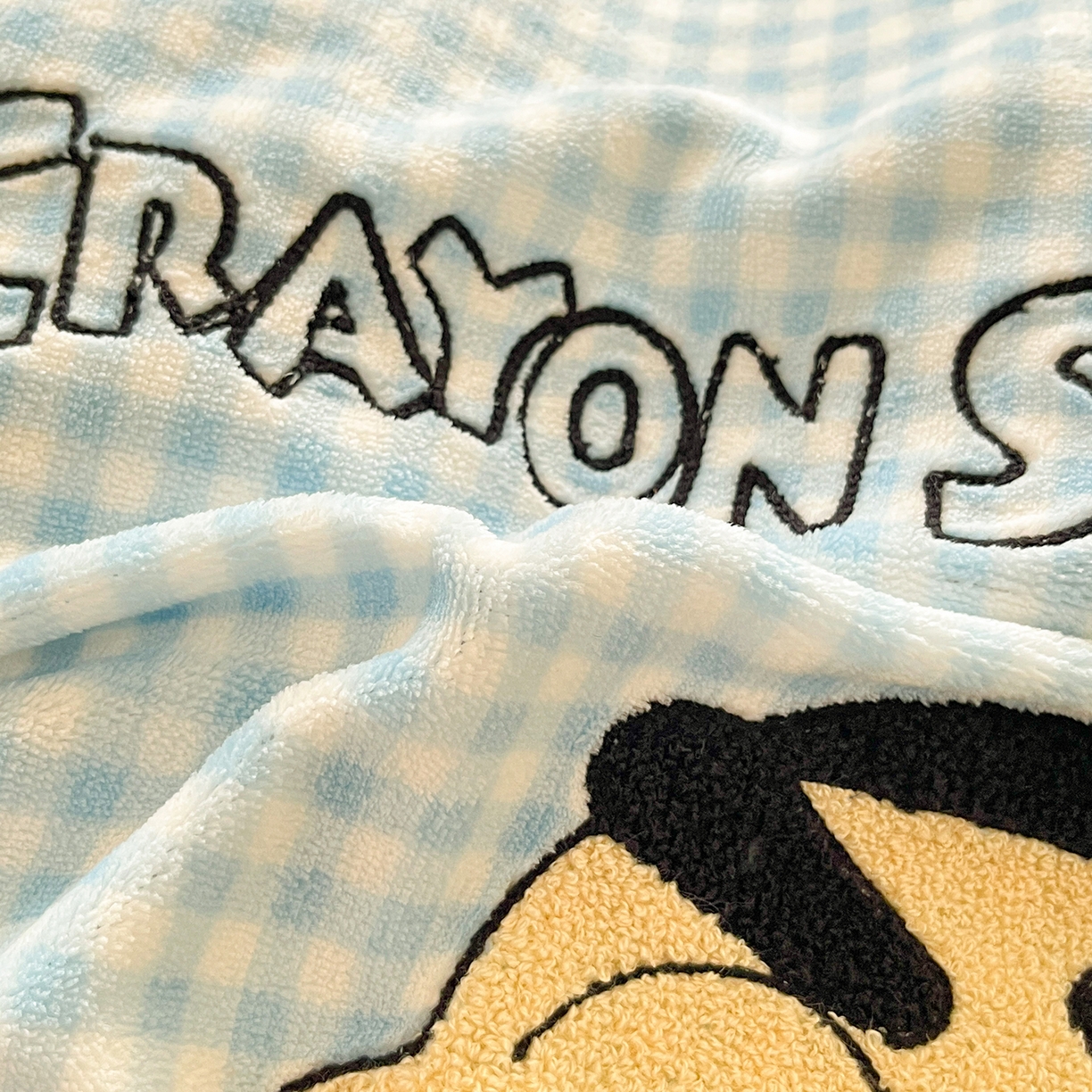 91家纺网 家纺一手货源 找家纺 桃子家居 2026新款A类蜡笔小新授权兔毛贴布绣毛巾绣印加绣卡通加厚牛奶绒系列四件套 绒贴布绣-超人小新