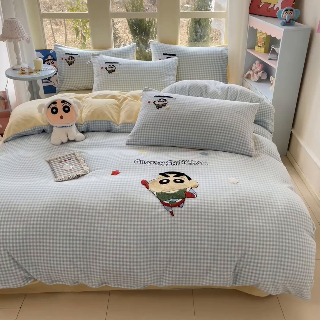 91家纺网 家纺一手货源 找家纺 桃子家居 2026新款A类蜡笔小新授权兔毛贴布绣毛巾绣印加绣卡通加厚牛奶绒系列四件套 绒贴布绣-超人小新