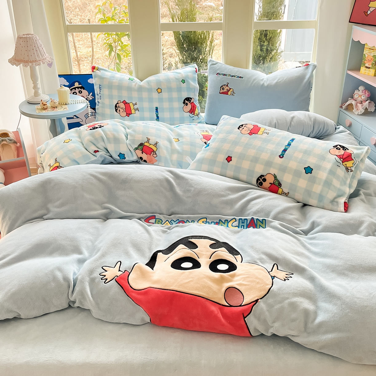 91家纺网 家纺一手货源 找家纺 桃子家居 2026新款A类蜡笔小新授权兔毛贴布绣毛巾绣印加绣卡通加厚牛奶绒系列四件套 绒贴布绣-快乐小新