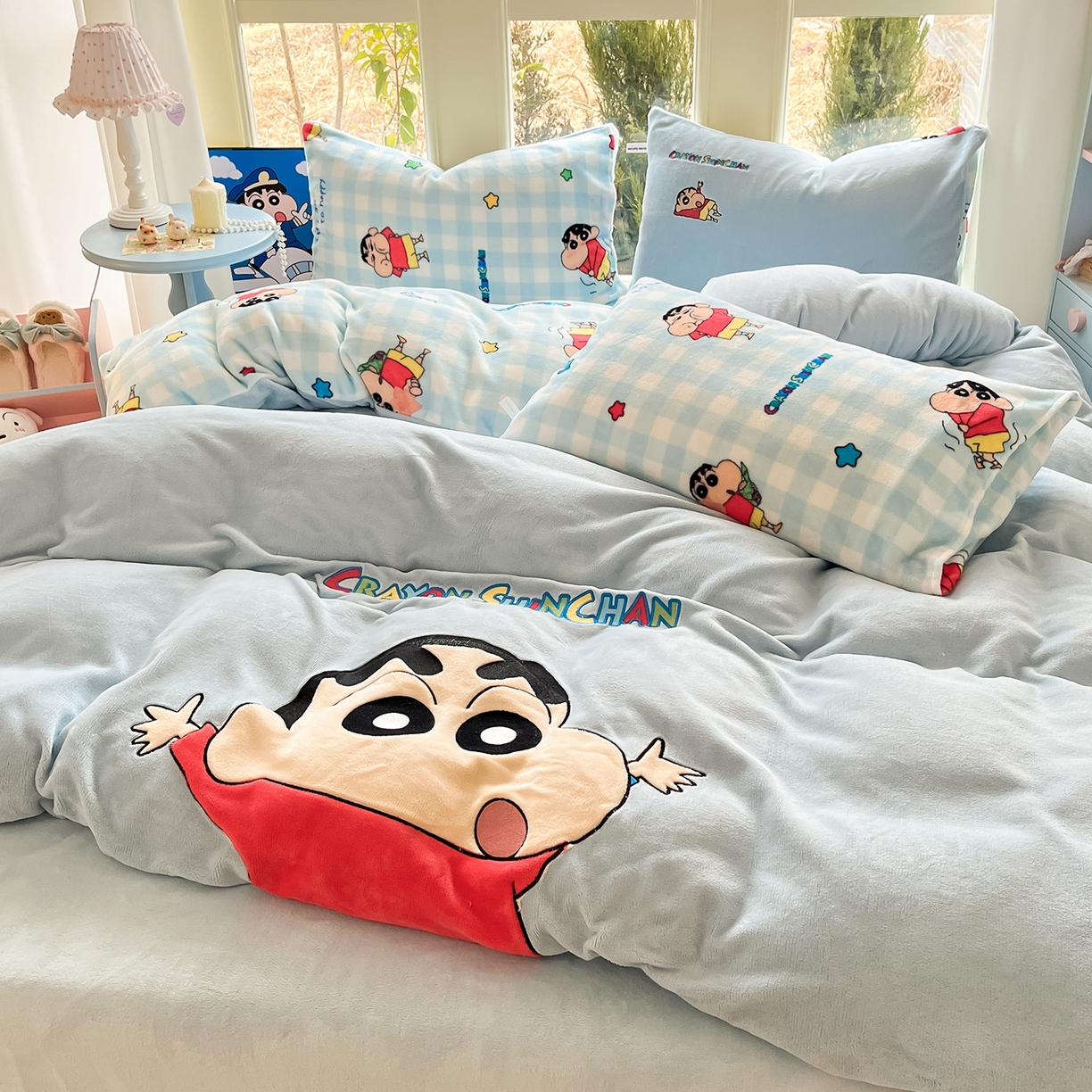 91家纺网 家纺一手货源 找家纺 桃子家居 2026新款A类蜡笔小新授权兔毛贴布绣毛巾绣印加绣卡通加厚牛奶绒系列四件套 绒贴布绣-快乐小新