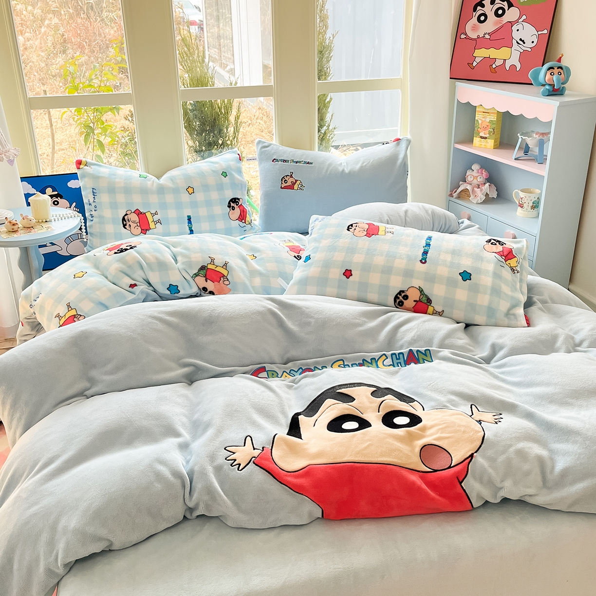 91家纺网 家纺一手货源 找家纺 桃子家居 2026新款A类蜡笔小新授权兔毛贴布绣毛巾绣印加绣卡通加厚牛奶绒系列四件套 绒贴布绣-快乐小新