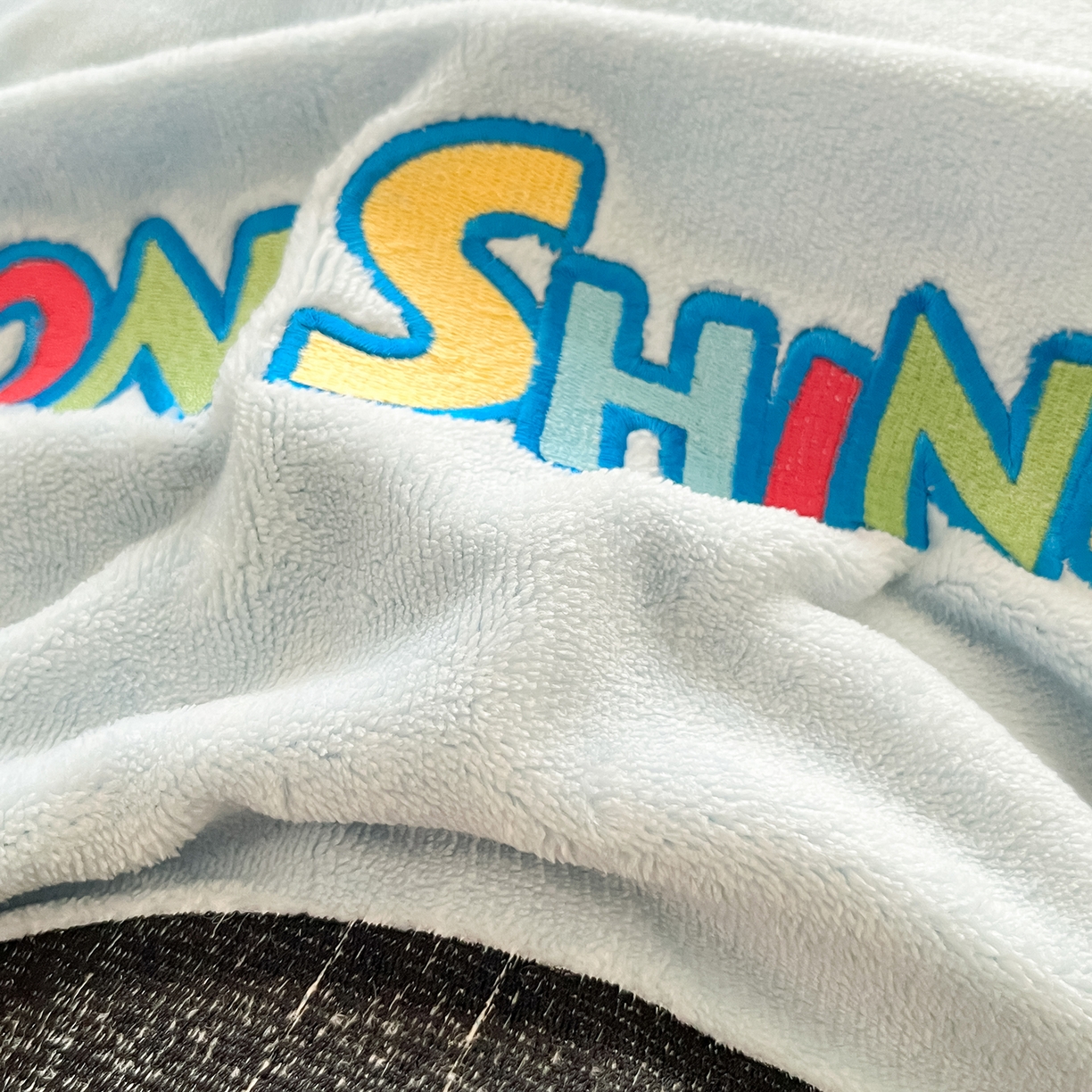 91家纺网 家纺一手货源 找家纺 桃子家居 2026新款A类蜡笔小新授权兔毛贴布绣毛巾绣印加绣卡通加厚牛奶绒系列四件套 绒贴布绣-快乐小新