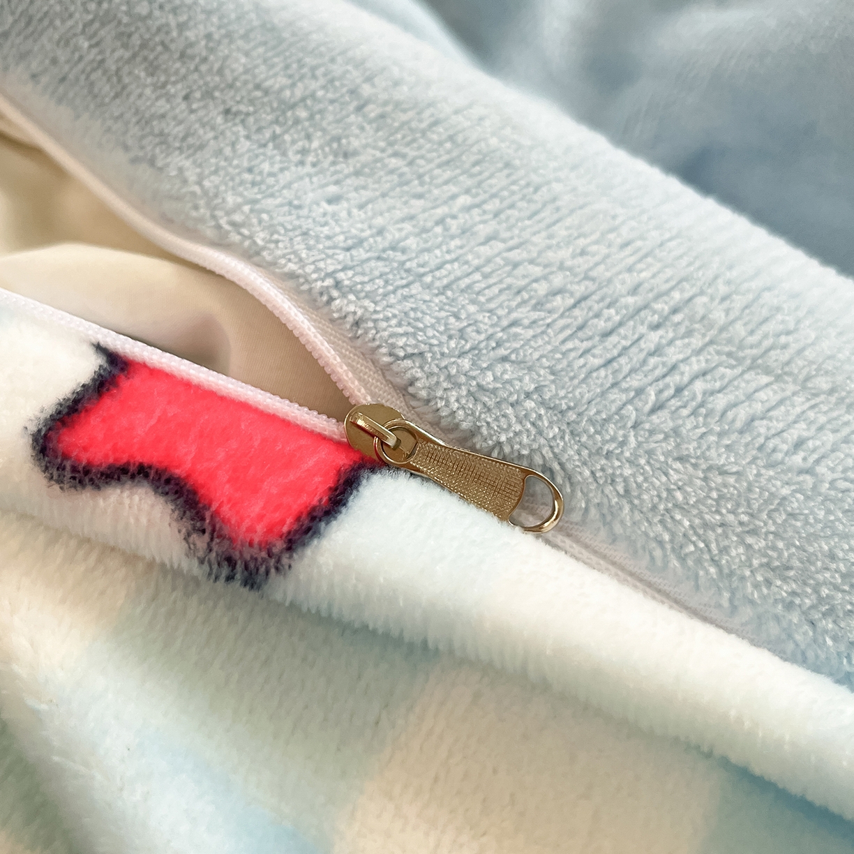 91家纺网 家纺一手货源 找家纺 桃子家居 2026新款A类蜡笔小新授权兔毛贴布绣毛巾绣印加绣卡通加厚牛奶绒系列四件套 绒贴布绣-快乐小新