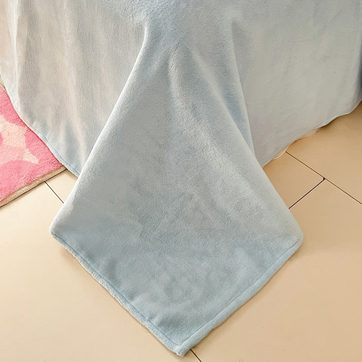 91家纺网 家纺一手货源 找家纺 桃子家居 2026新款A类蜡笔小新授权兔毛贴布绣毛巾绣印加绣卡通加厚牛奶绒系列四件套 绒贴布绣-快乐小新