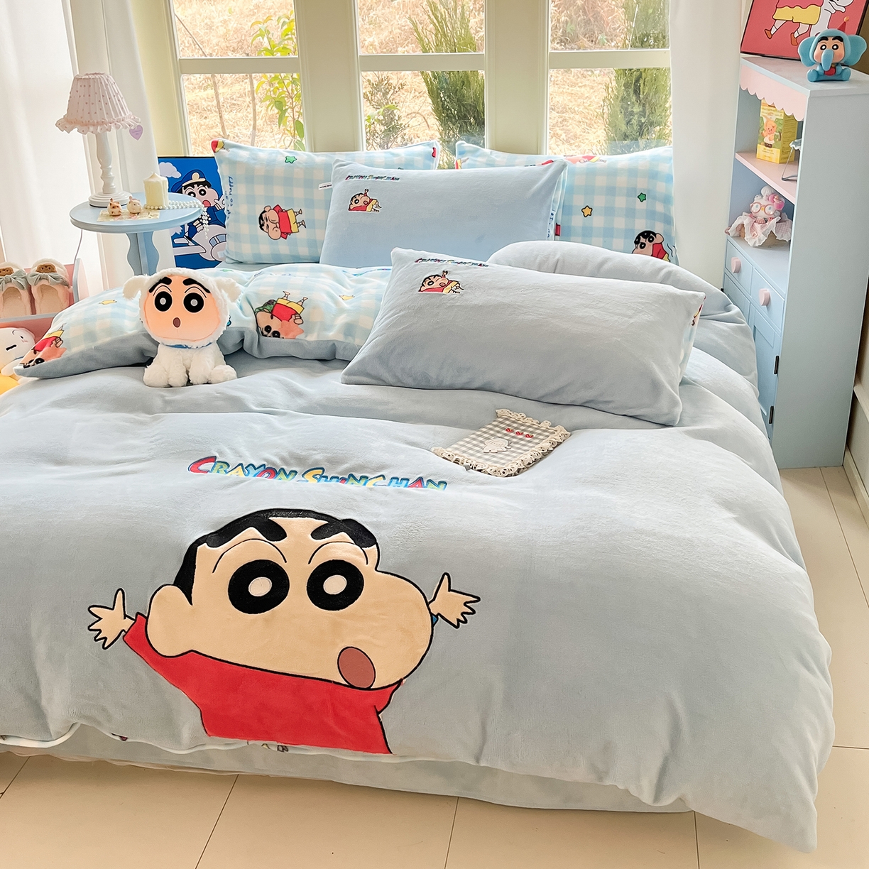 91家纺网 家纺一手货源 找家纺 桃子家居 2026新款A类蜡笔小新授权兔毛贴布绣毛巾绣印加绣卡通加厚牛奶绒系列四件套 绒贴布绣-快乐小新