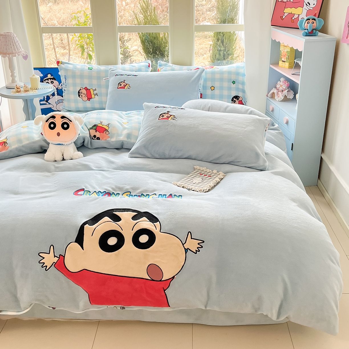 91家纺网 家纺一手货源 找家纺 桃子家居 2026新款A类蜡笔小新授权兔毛贴布绣毛巾绣印加绣卡通加厚牛奶绒系列四件套 绒贴布绣-快乐小新