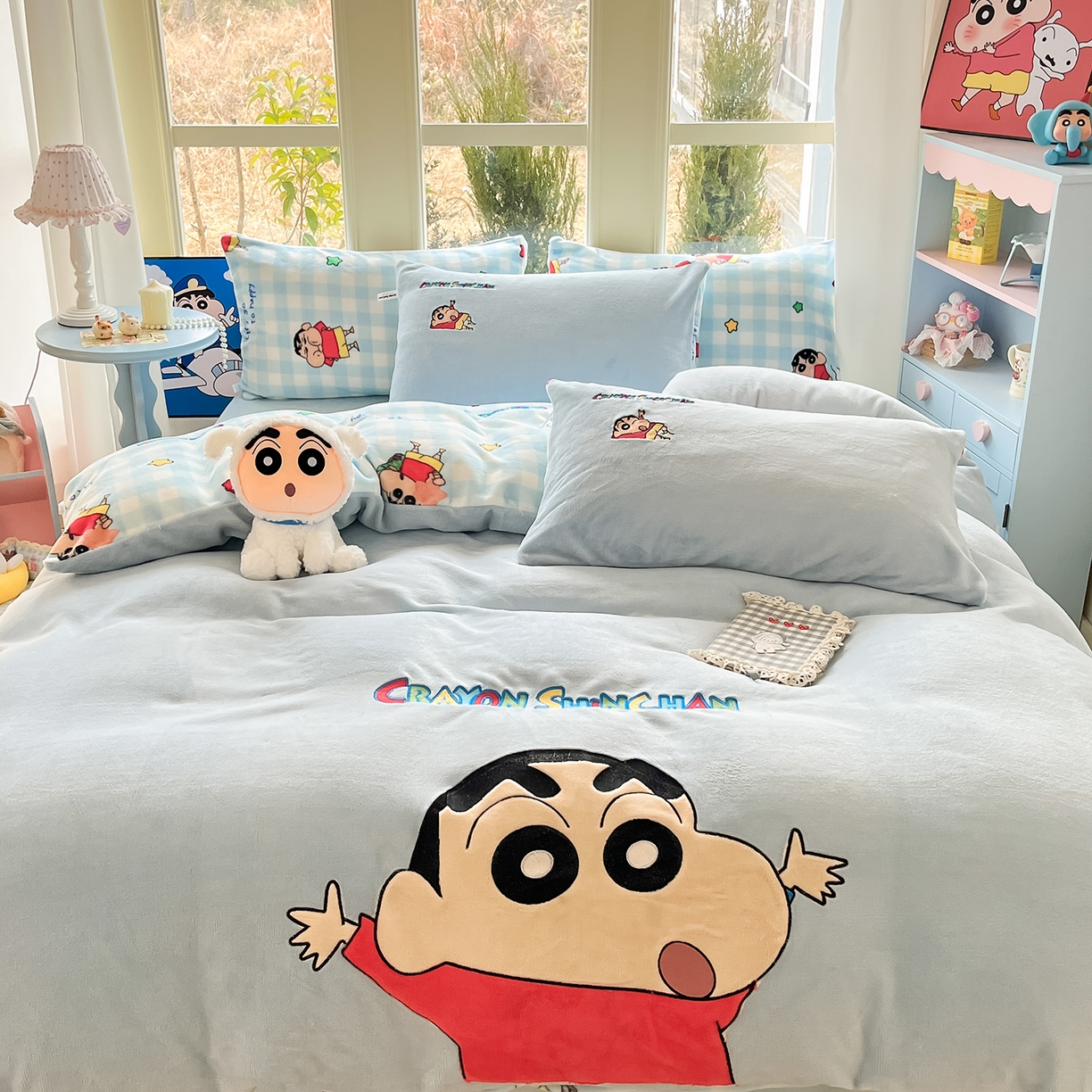 91家纺网 家纺一手货源 找家纺 桃子家居 2026新款A类蜡笔小新授权兔毛贴布绣毛巾绣印加绣卡通加厚牛奶绒系列四件套 绒贴布绣-快乐小新