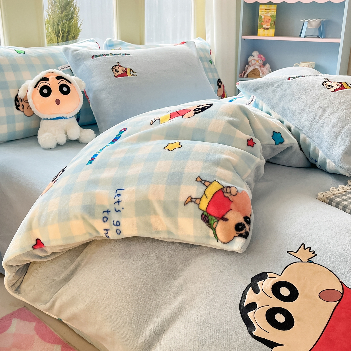 91家纺网 家纺一手货源 找家纺 桃子家居 2026新款A类蜡笔小新授权兔毛贴布绣毛巾绣印加绣卡通加厚牛奶绒系列四件套 绒贴布绣-快乐小新