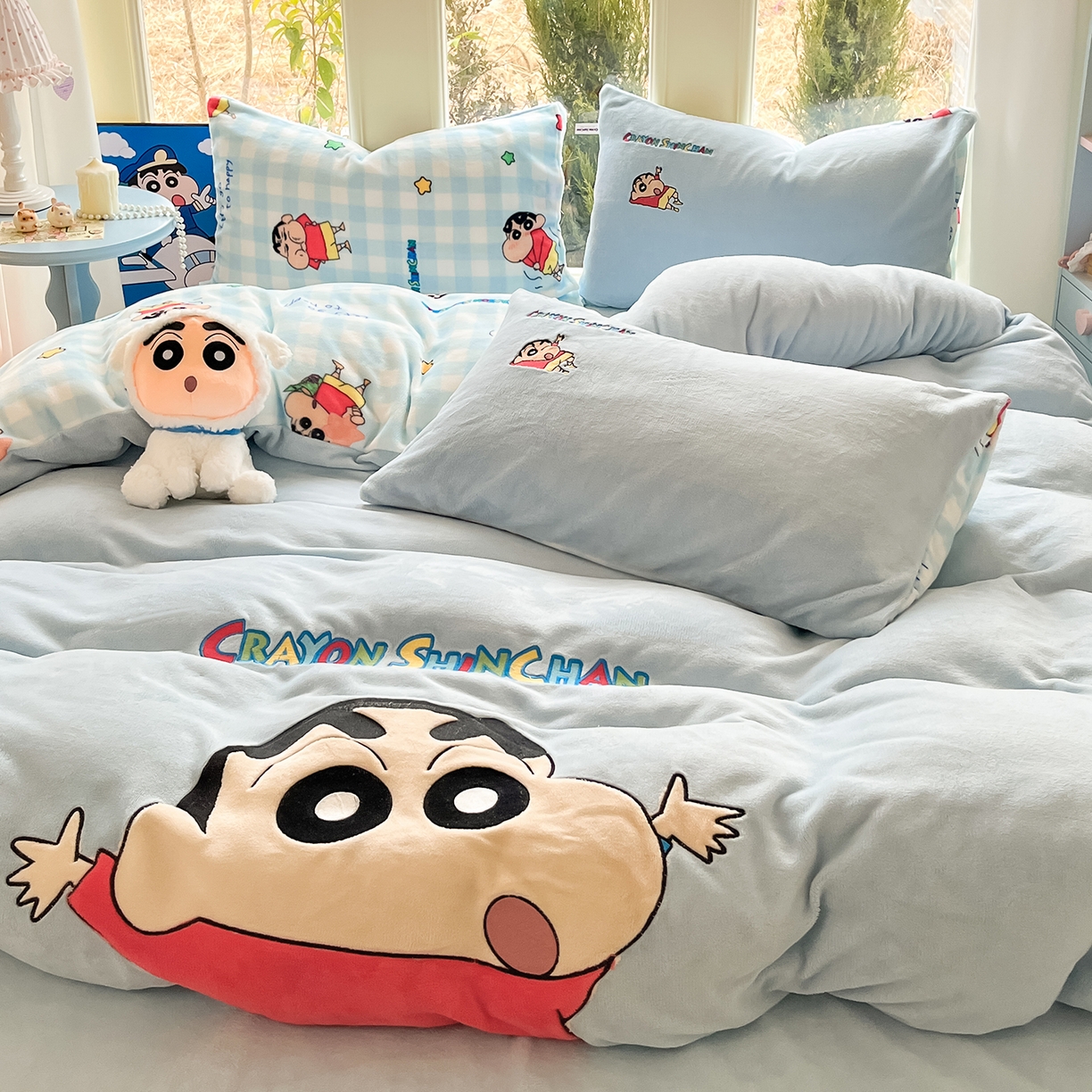 91家纺网 家纺一手货源 找家纺 桃子家居 2026新款A类蜡笔小新授权兔毛贴布绣毛巾绣印加绣卡通加厚牛奶绒系列四件套 绒贴布绣-快乐小新