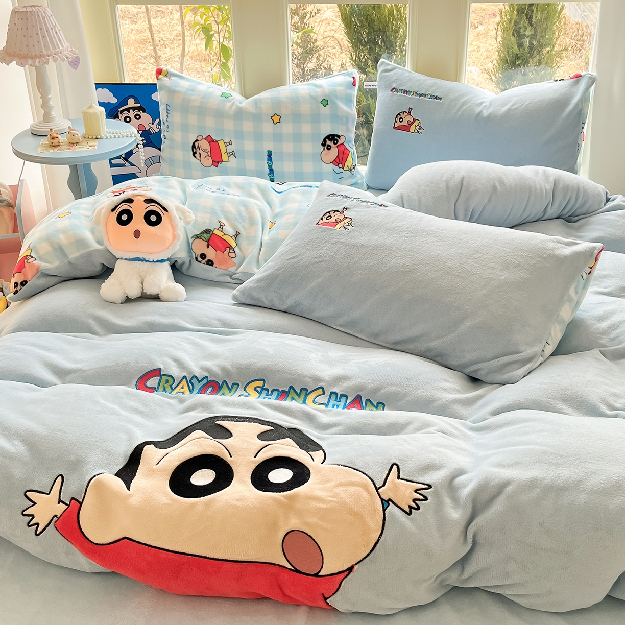 91家纺网 家纺一手货源 找家纺 桃子家居 2026新款A类蜡笔小新授权兔毛贴布绣毛巾绣印加绣卡通加厚牛奶绒系列四件套 绒贴布绣-快乐小新