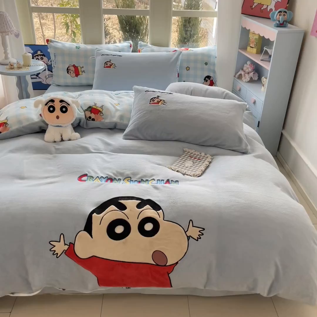 91家纺网 家纺一手货源 找家纺 桃子家居 2026新款A类蜡笔小新授权兔毛贴布绣毛巾绣印加绣卡通加厚牛奶绒系列四件套 绒贴布绣-快乐小新