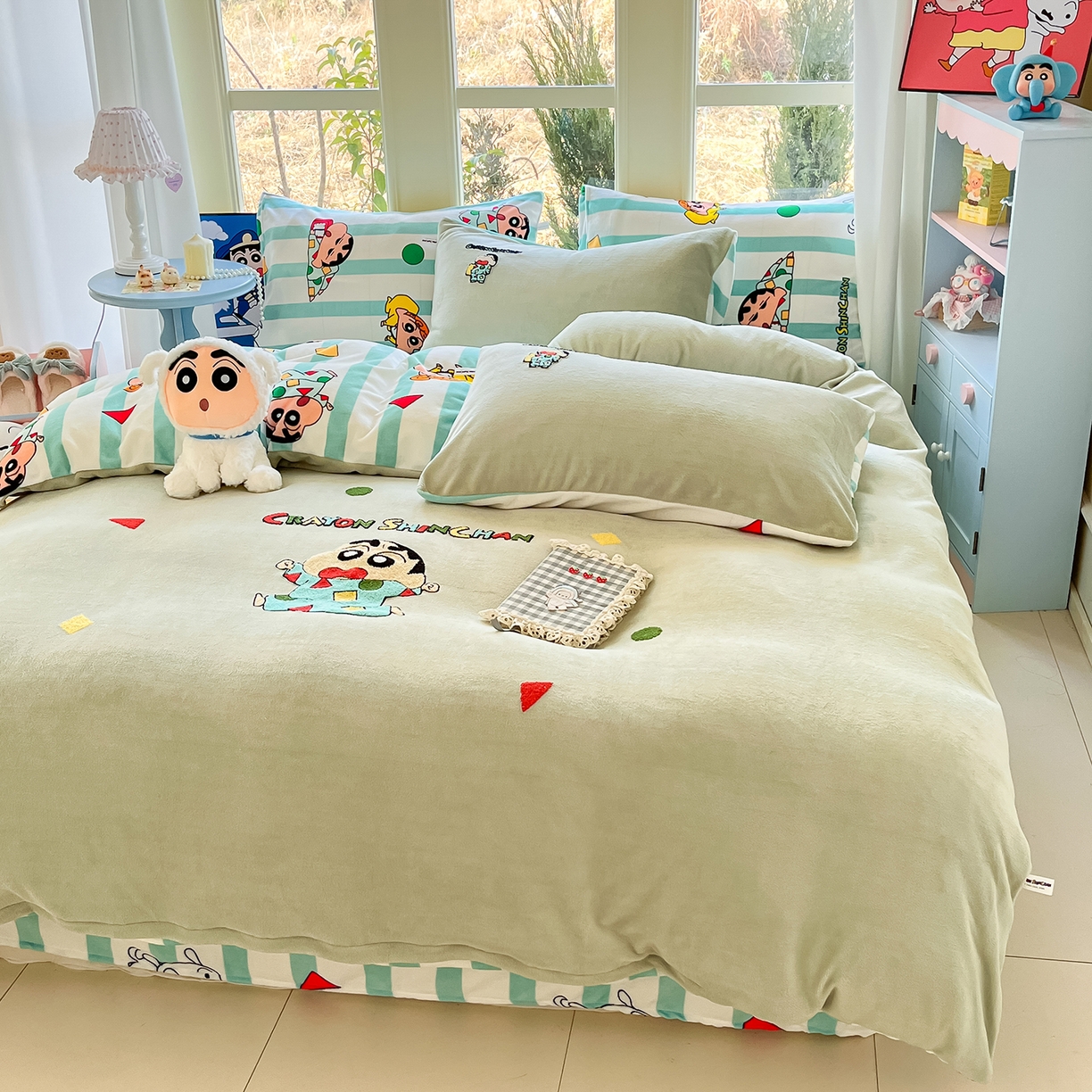 91家纺网 家纺一手货源 找家纺 桃子家居 2026新款A类蜡笔小新授权兔毛贴布绣毛巾绣印加绣卡通加厚牛奶绒系列四件套 绒贴布绣-贪睡小新