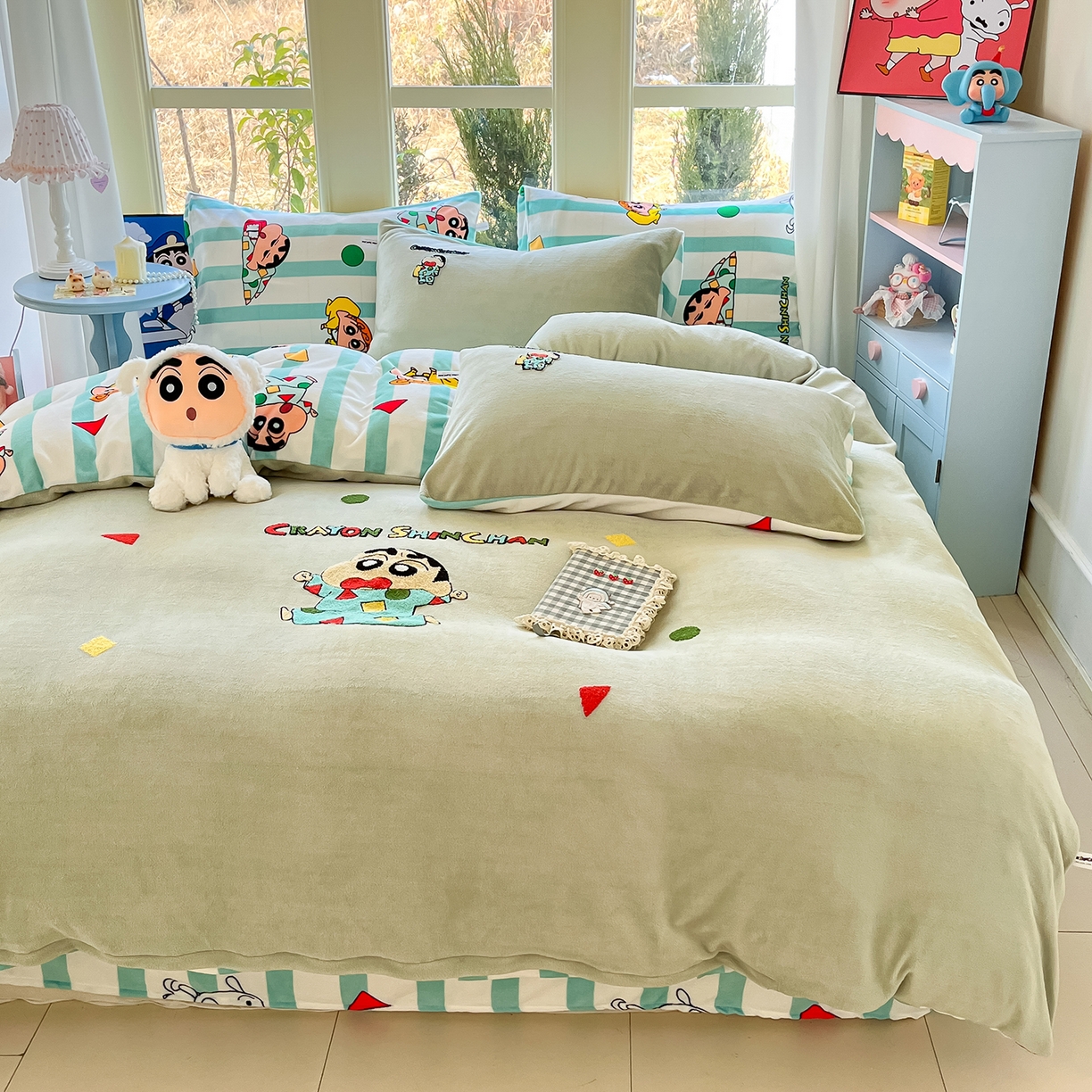 91家纺网 家纺一手货源 找家纺 桃子家居 2026新款A类蜡笔小新授权兔毛贴布绣毛巾绣印加绣卡通加厚牛奶绒系列四件套 绒贴布绣-贪睡小新