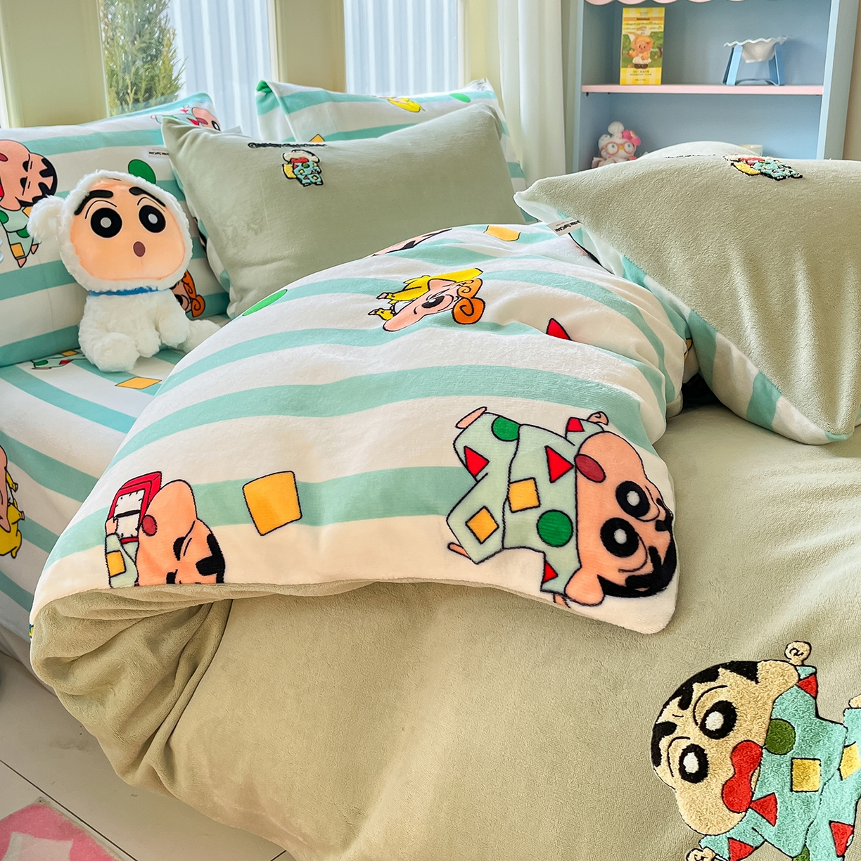 91家纺网 家纺一手货源 找家纺 桃子家居 2026新款A类蜡笔小新授权兔毛贴布绣毛巾绣印加绣卡通加厚牛奶绒系列四件套 绒贴布绣-贪睡小新