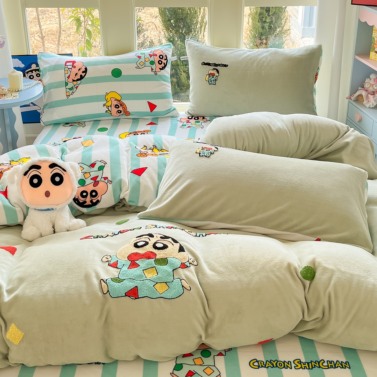 91家纺网 家纺一手货源 找家纺 桃子家居 2026新款A类蜡笔小新授权兔毛贴布绣毛巾绣印加绣卡通加厚牛奶绒系列四件套 绒贴布绣-贪睡小新