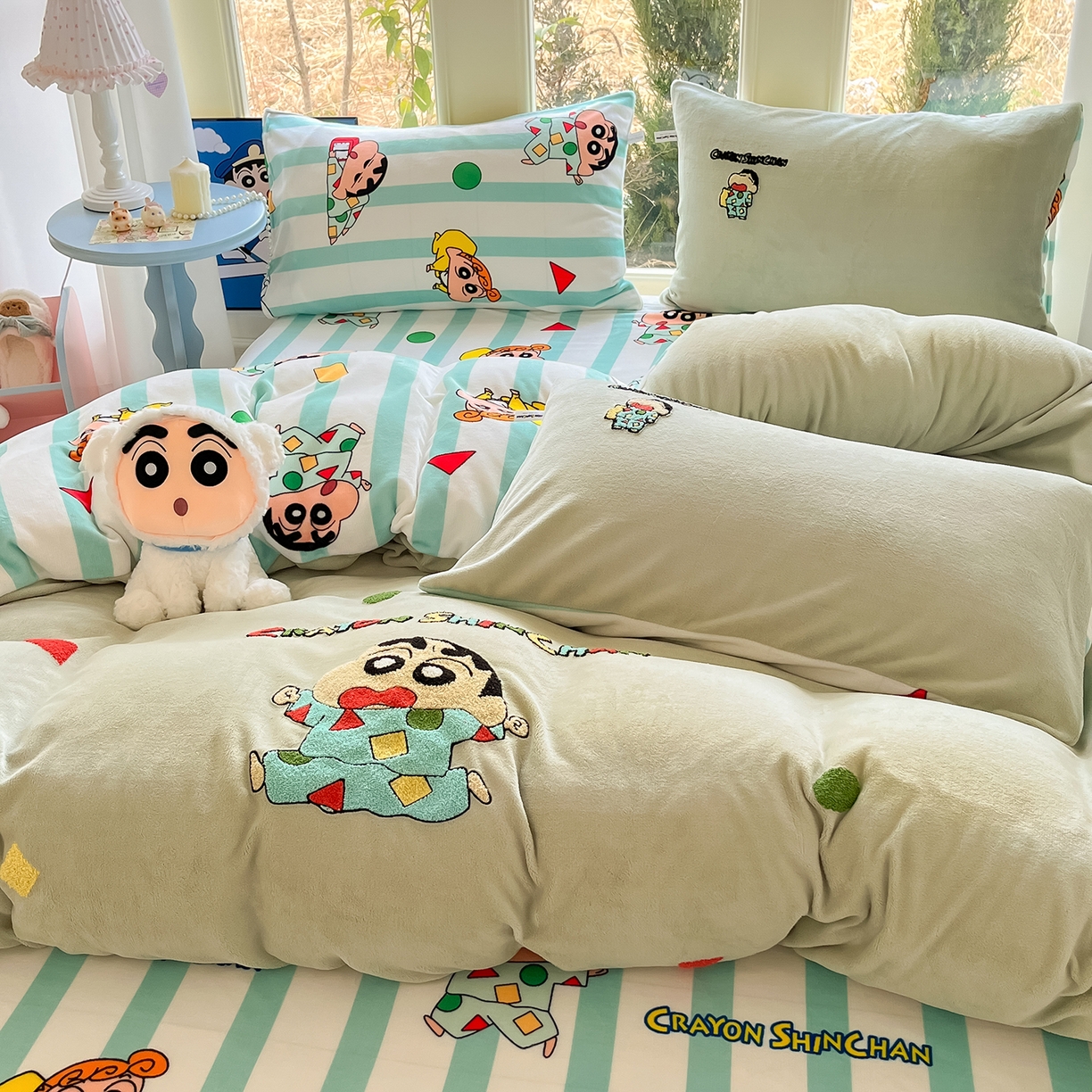 91家纺网 家纺一手货源 找家纺 桃子家居 2026新款A类蜡笔小新授权兔毛贴布绣毛巾绣印加绣卡通加厚牛奶绒系列四件套 绒贴布绣-贪睡小新